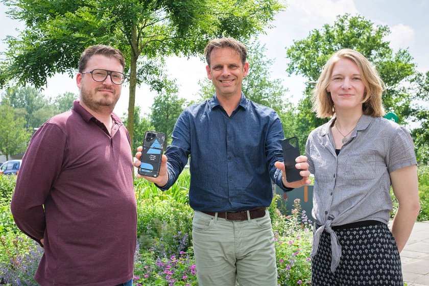 Ruud van Valkenburg (links), Victor Viveen (midden) en Iris Faber-Grundel (rechts). Van Valkenburg is teamleider IT Workplace Services en initiatiefnemer van het Fairphone-project, Faber-Grundel is softwareontwikkelaar en zij richt zich met een groep IT’ers binnen WUR specifiek op duurzaamheid. Viveen benadrukt dat het thema duurzame IT leeft onder medewerkers en dat teams zelf het initiatief nemen voor projecten. “Het zijn onze teams die dit doen en de drive komt ook vanuit IT-medewerkers van WUR.” Ruud van Valkenburg (links), Victor Viveen (midden) en Iris Faber-Grundel (rechts). Van Valkenburg is teamleider IT Workplace Services en initiatiefnemer van het Fairphone-project, Faber-Grundel is softwareontwikkelaar en zij richt zich met een groep IT’ers binnen WUR specifiek op duurzaamheid. Viveen benadrukt dat het thema duurzame IT leeft onder medewerkers en dat teams zelf het initiatief nemen voor projecten. “Het zijn onze teams die dit doen en de drive komt ook vanuit IT-medewerkers van WUR.”